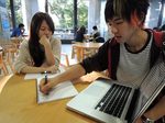 ポスター作りを説明中
